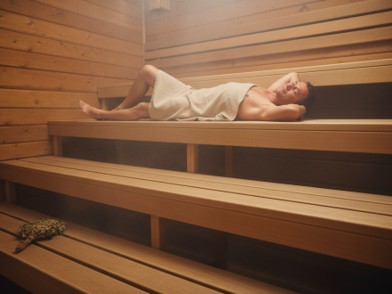 Лучшие места для лежания на трёх уровнях полков в бане в Уфе